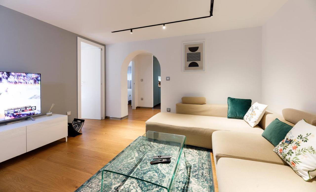 Stylish City Apartment Split Exterior photo